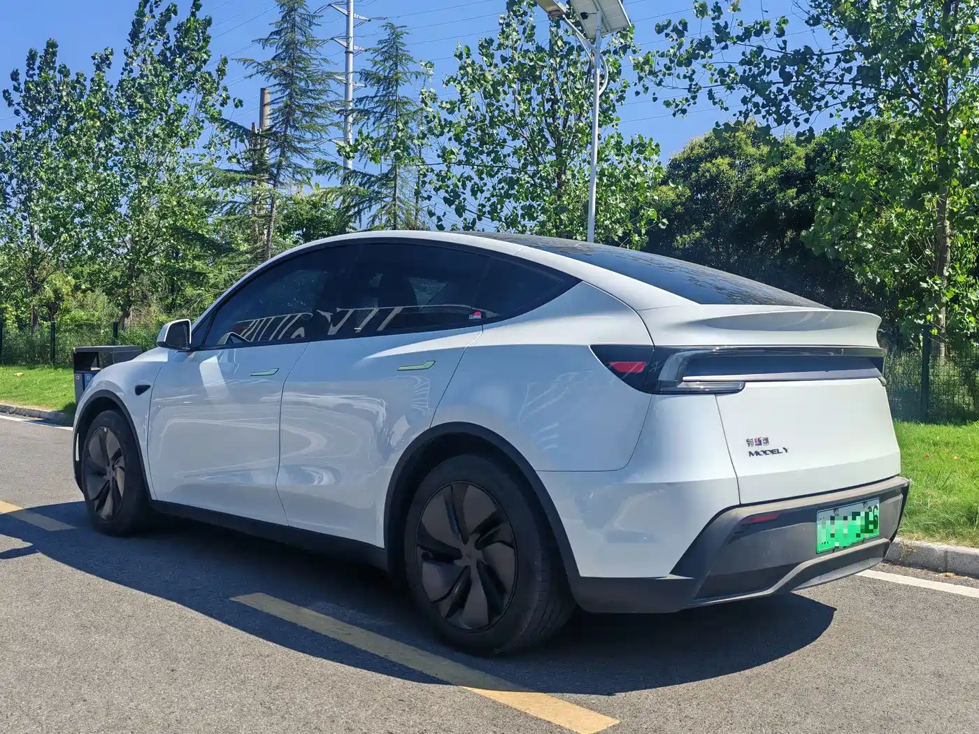 Tesla Model Y 2026 2025 Rear-Wheel Drive