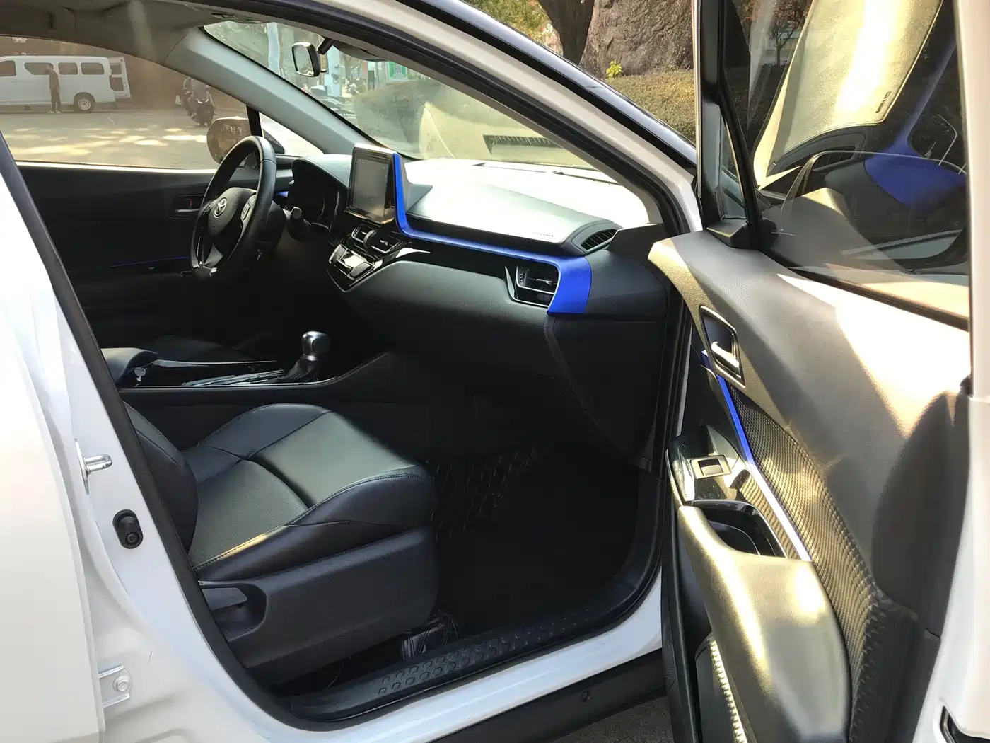 Toyota C-HR 2021 2.0L Luxury Edition фото 13
