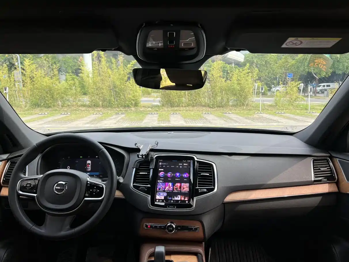 VOLVO XC90