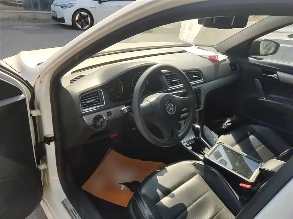 Volkswagen Lavida Tour 2014 1.4TSI Automatic 30th Anniversary Edition фото 6