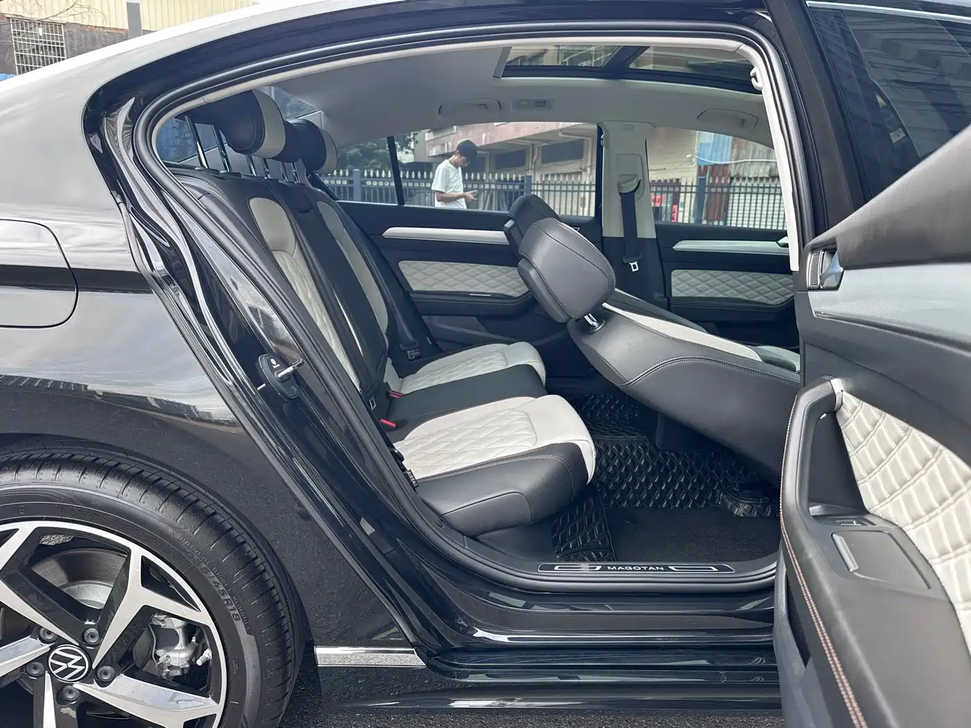 Volkswagen Magotan 2024 2024 2 Million Units Public Sharing Edition 330TSI DSG Luxury