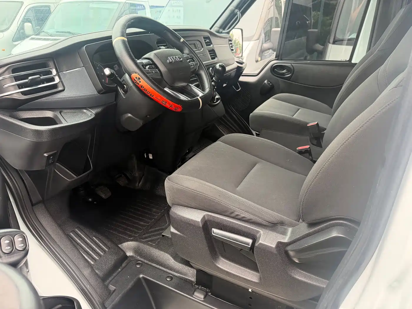 Jiangling JMC Fushun 2024 2025 Model 2.0T 6MT Diesel Medium Wheelbase Medium-High Roof Commercial MPV 5/6 Seats