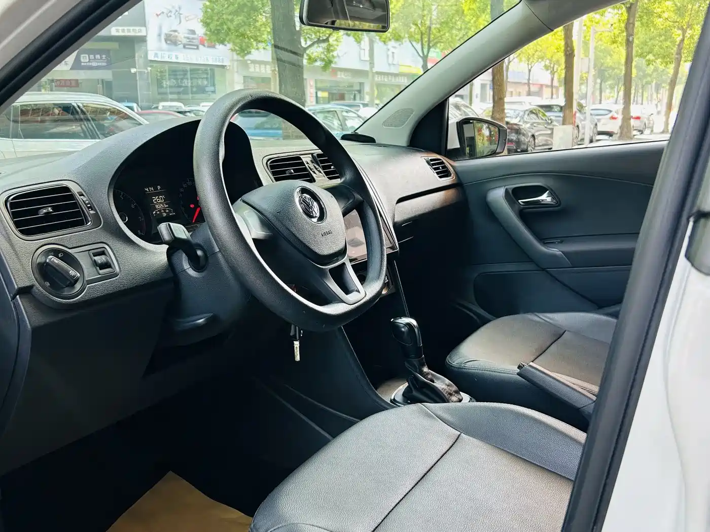 Volkswagen Polo 2016 1.4L Automatic Trend фото 5