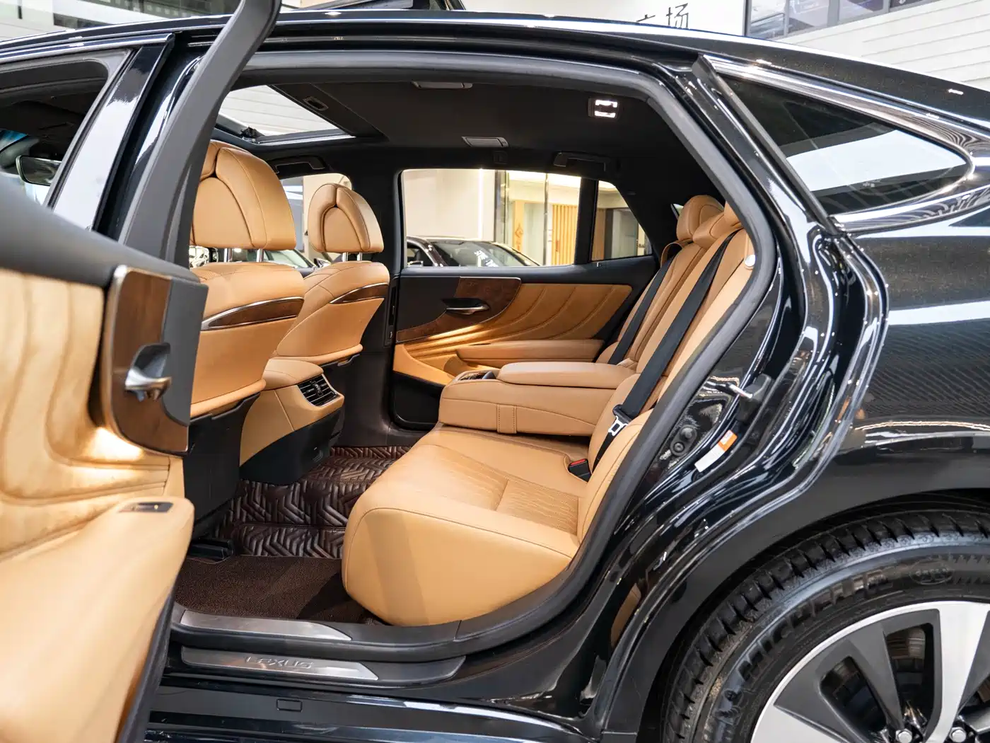 Photo 10 - Lexus LS