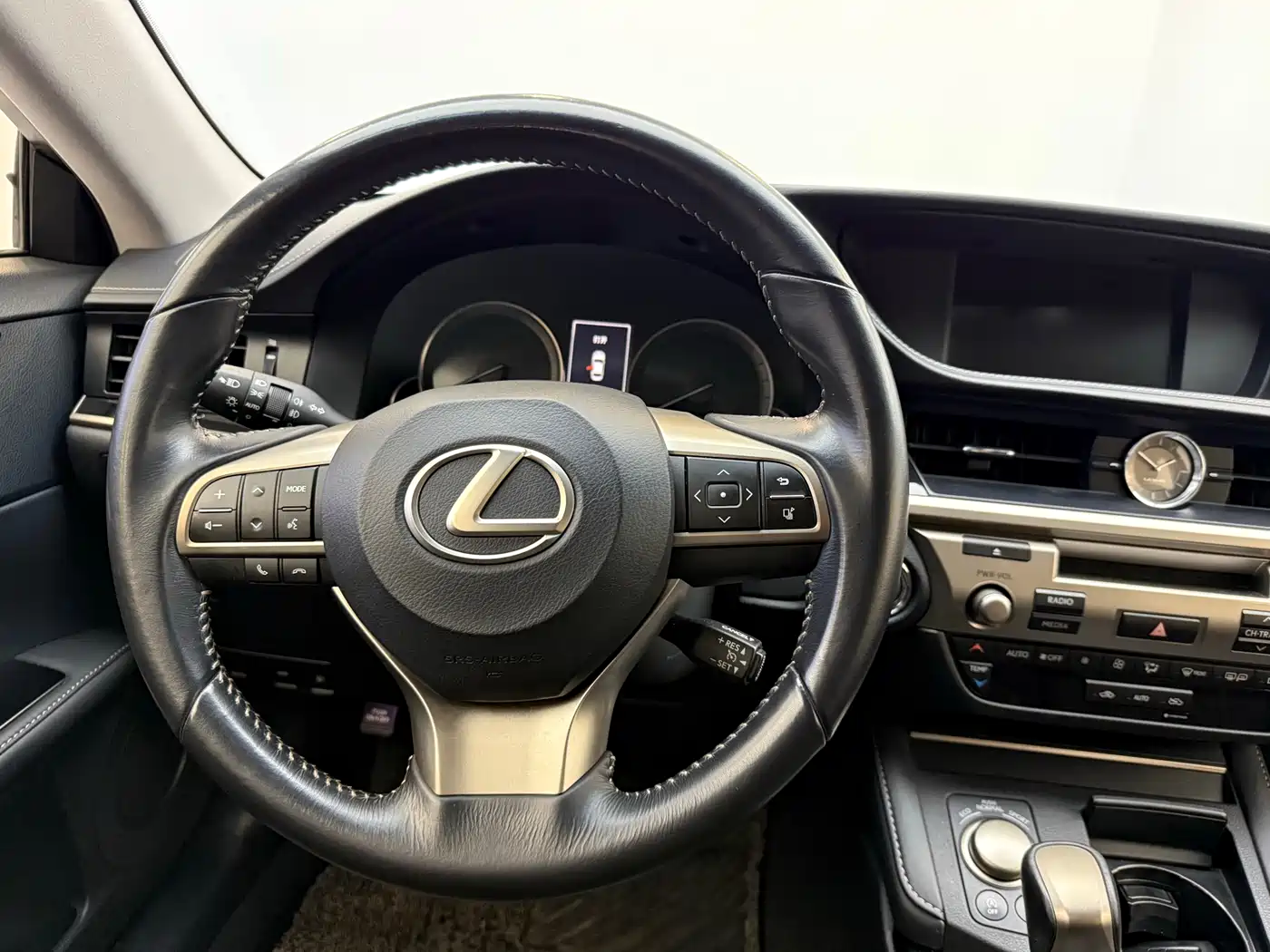 Lexus ES 2015 200 Elite Edition фото 10