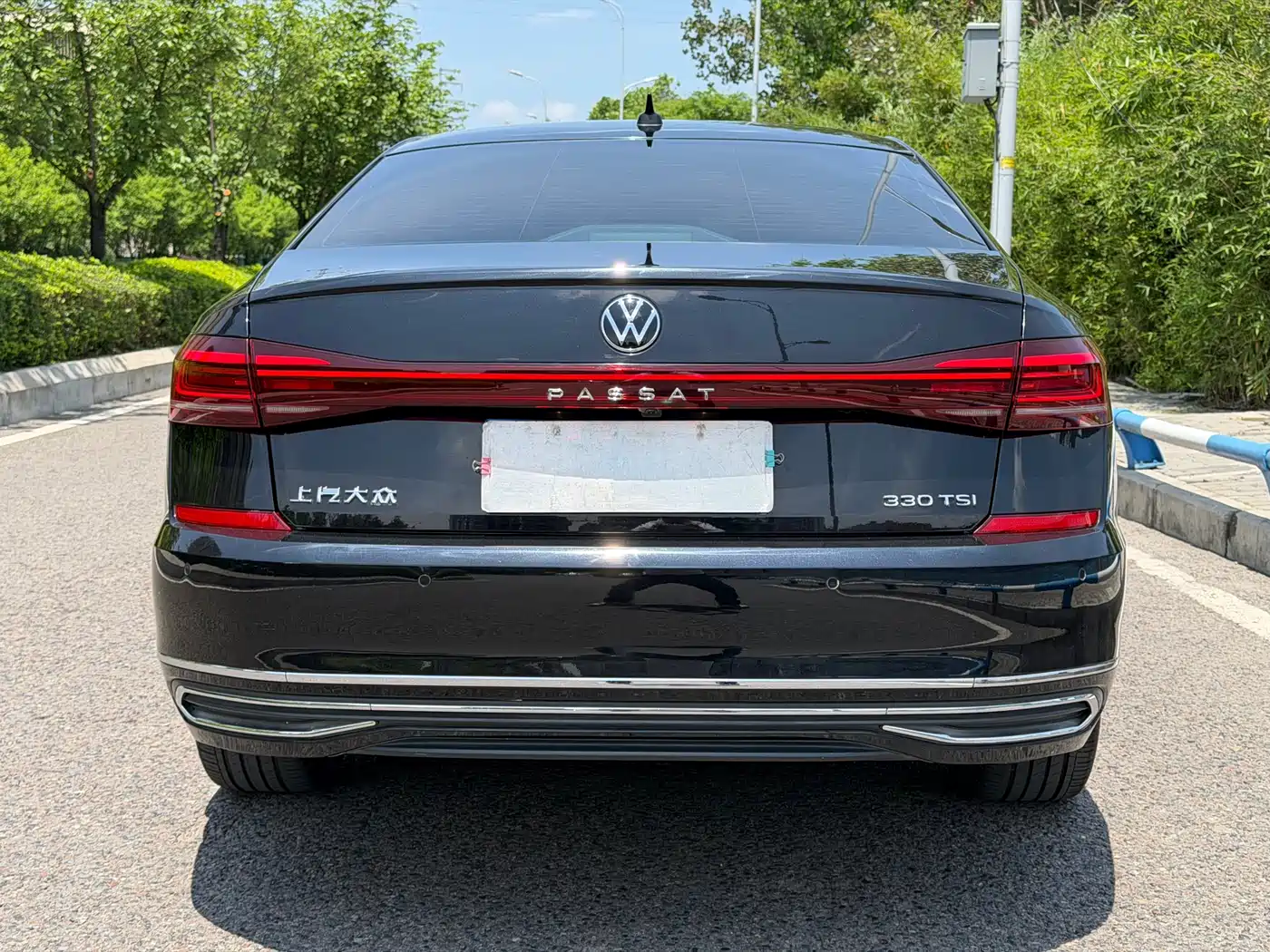Volkswagen Passat 2022 330TSI Starlight Luxury Edition фото 25