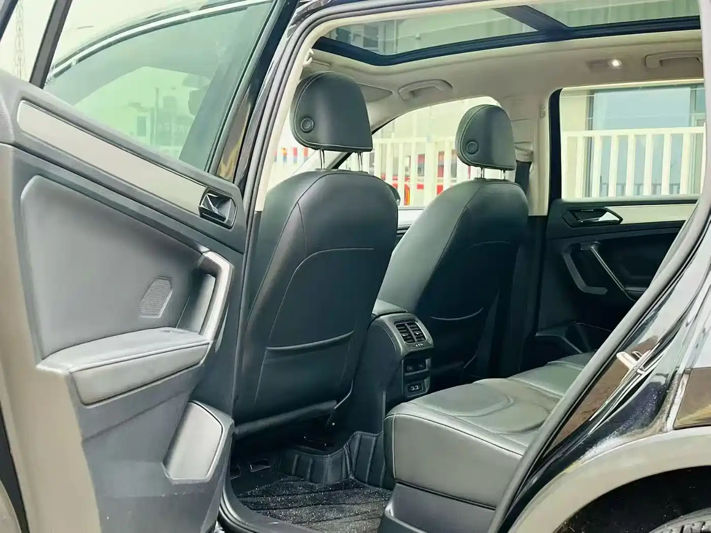 Volkswagen Tiguan L 2019 330TSI Automatic 2WD Smart Luxury Edition China VI фото 6