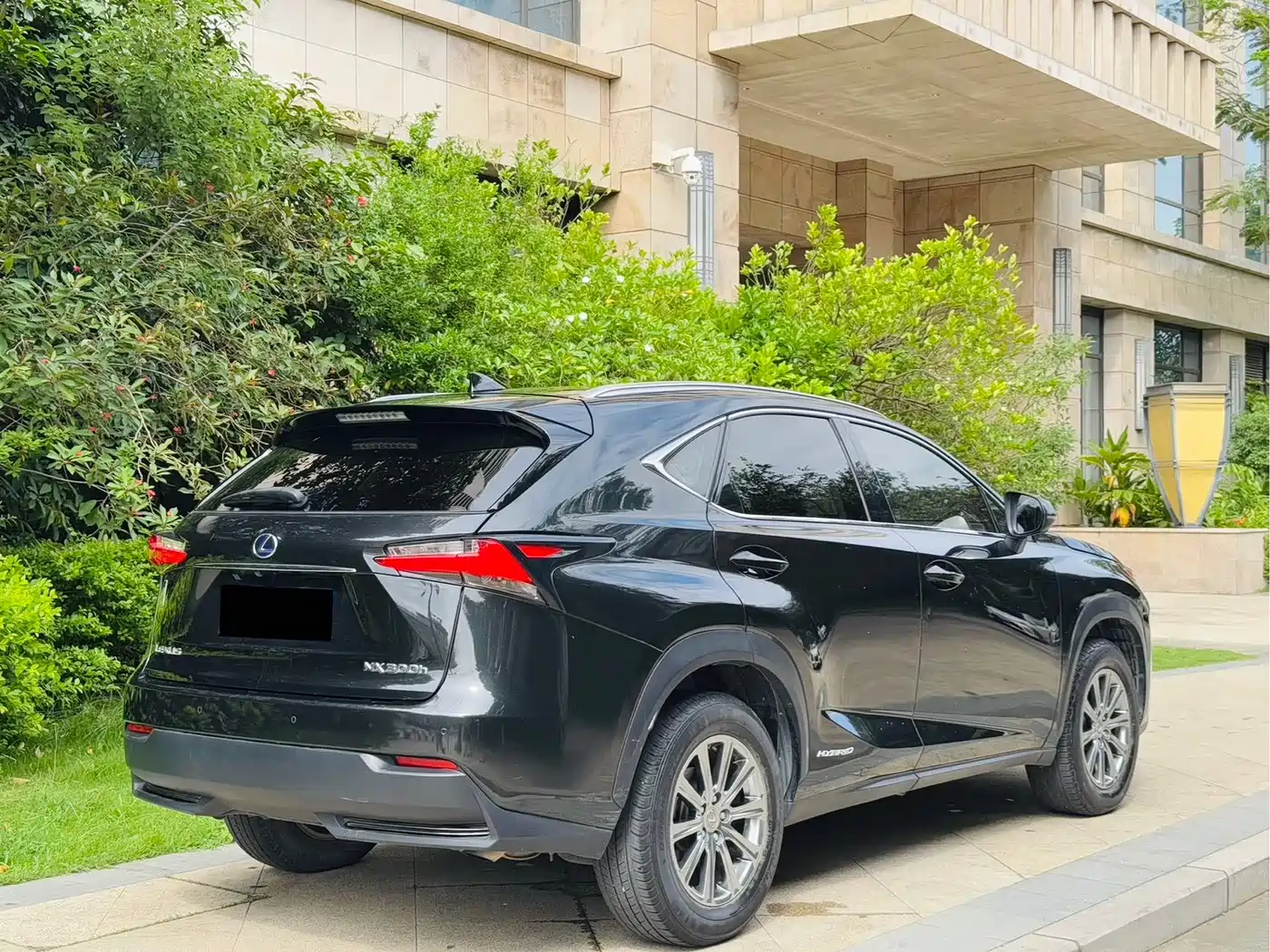 Lexus NX 2017 300h FWD Sharp Style Edition фото 4