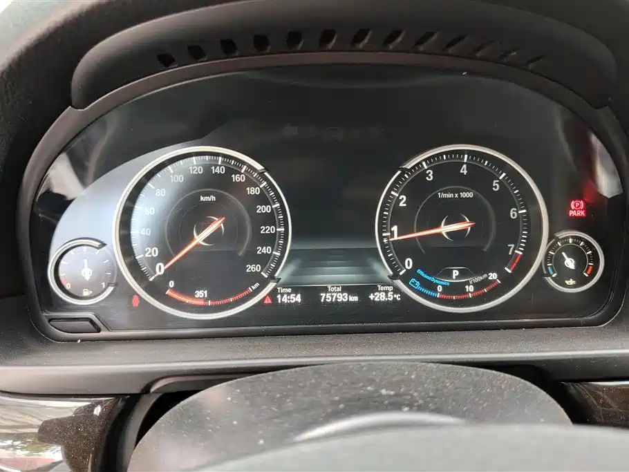 BMW 5 Series 2014 525Li Leading фото 14