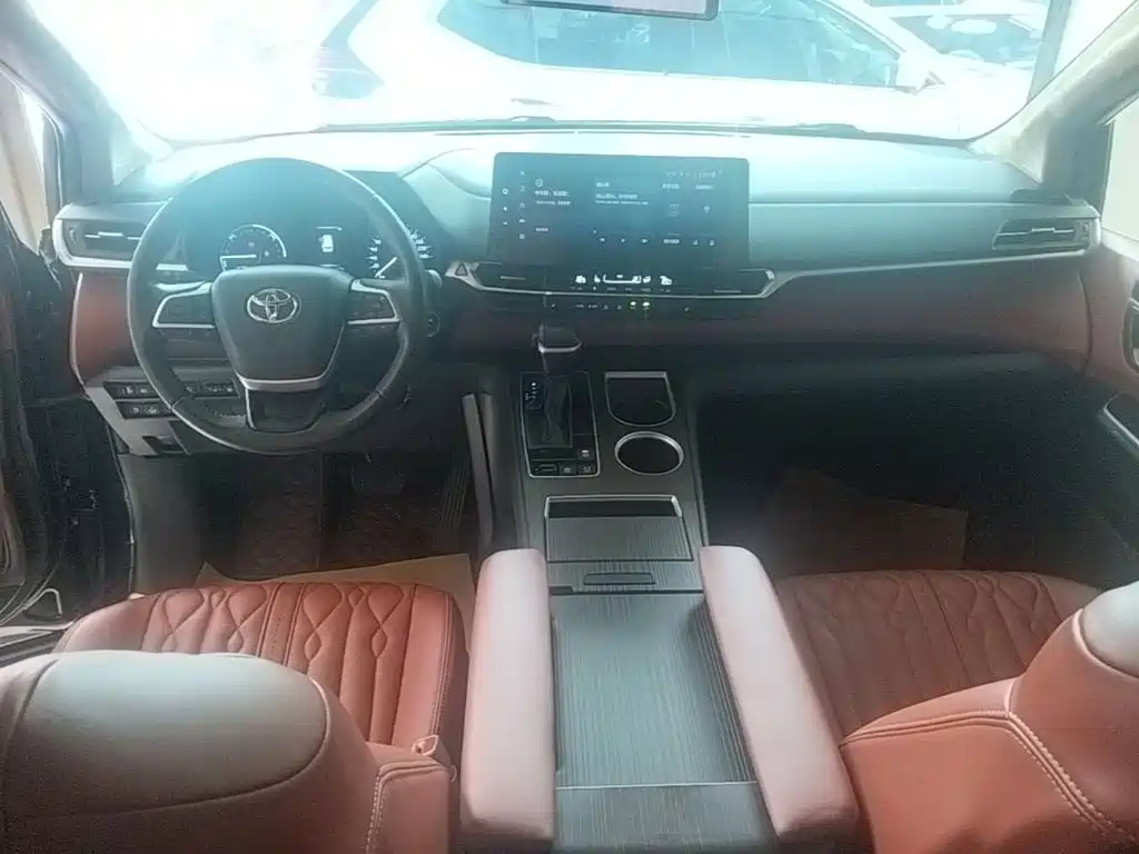 Фото 10 - Toyota Granvia