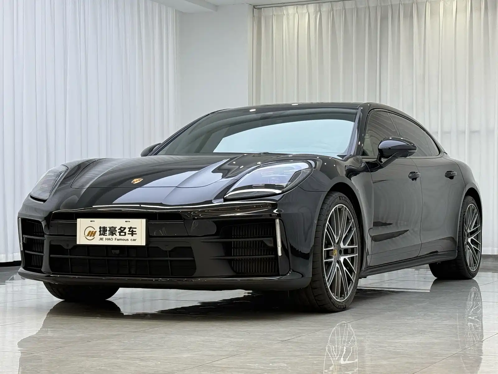 Фото 1 - Porsche Panamera