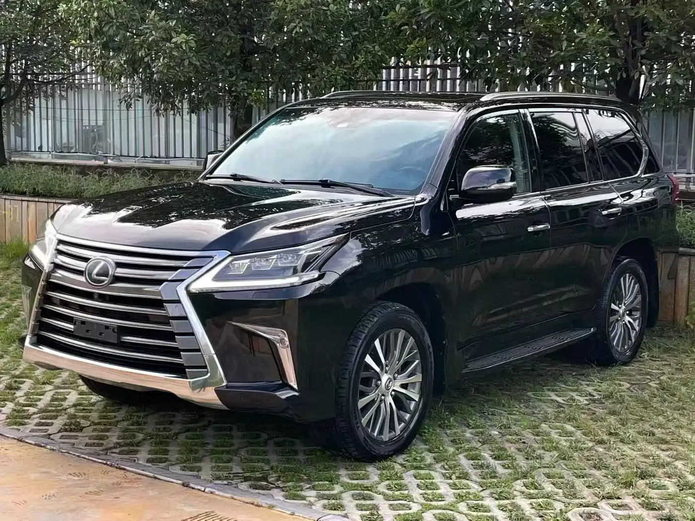 Lexus LX 2016 570 Dynamic Luxury Edition фото 2