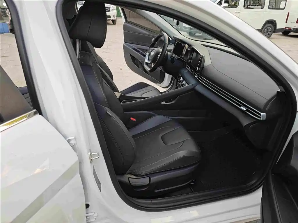Фото 9 - Hyundai Elantra