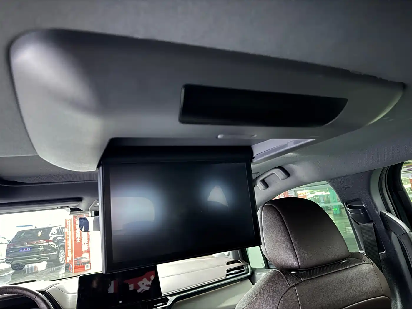 Toyota Granvia 2023 2.5L Hybrid Flagship VIP Edition фото 13
