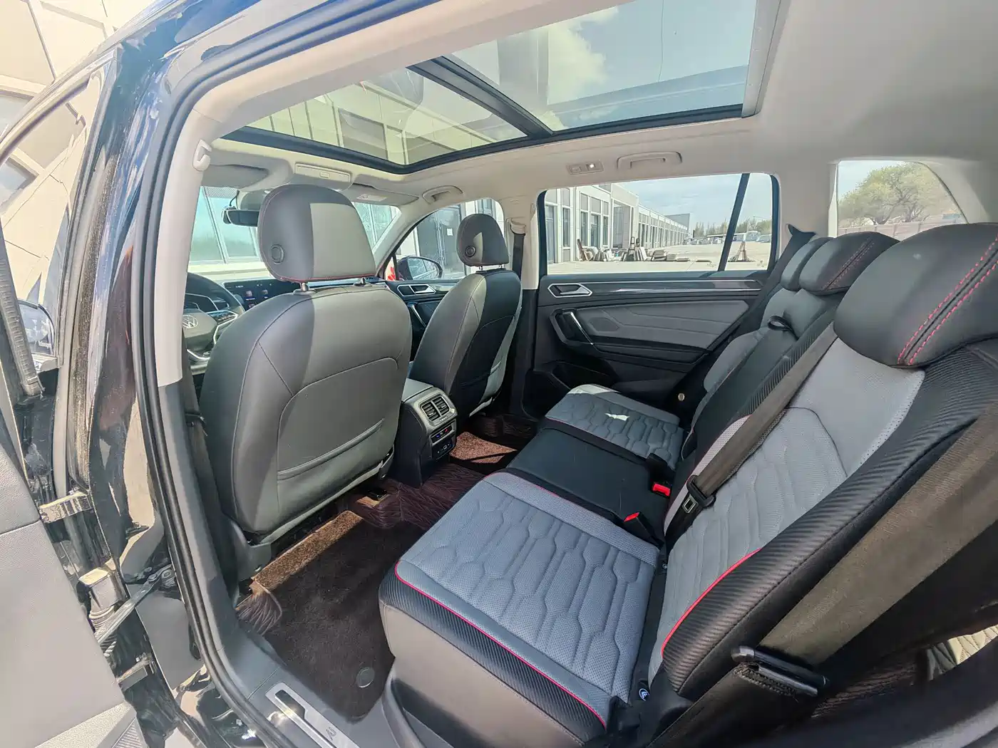 Volkswagen Tiguan L 2022 330TSI Auto 2WD R-Line Premium Edition фото 4