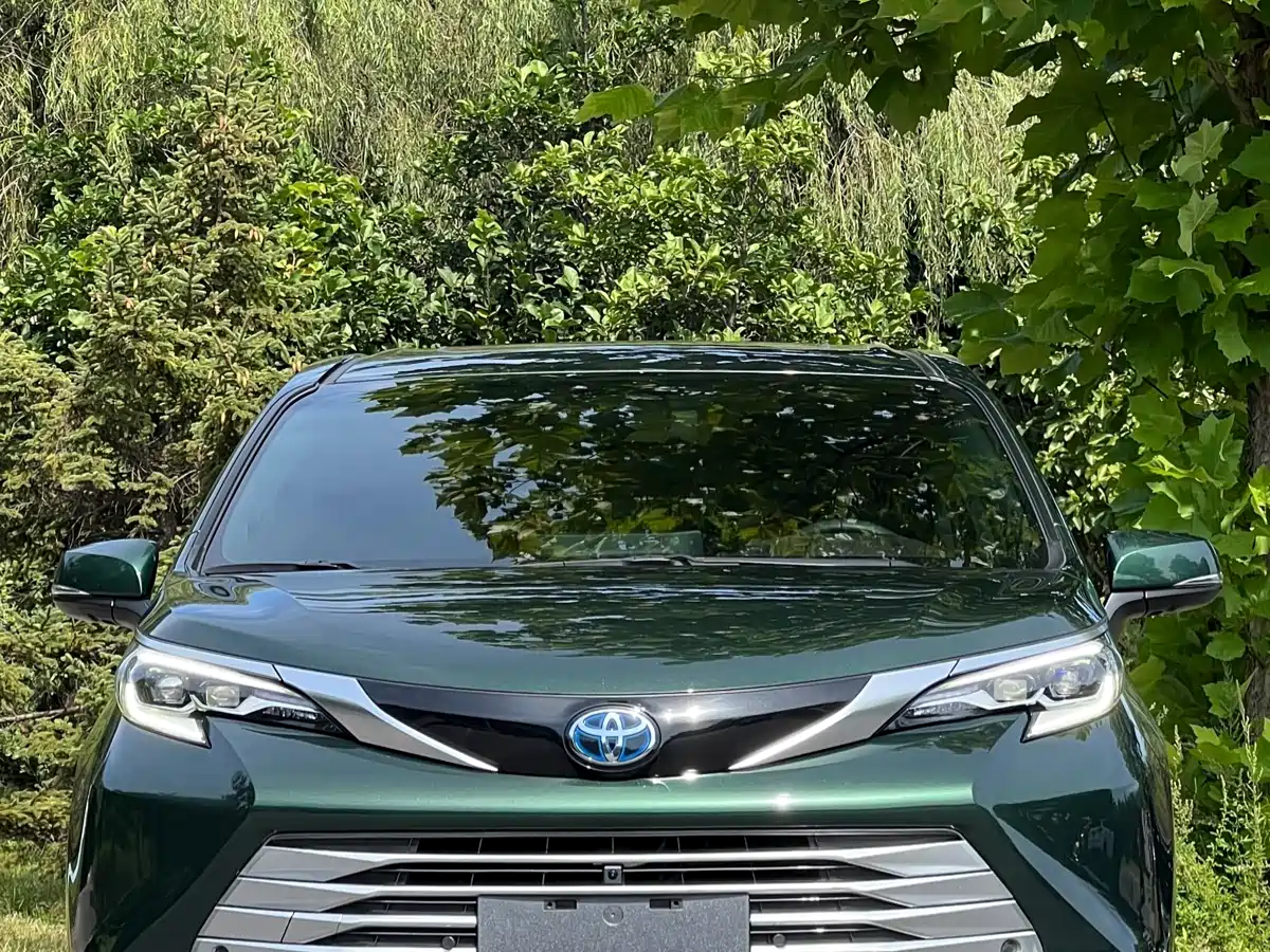 Toyota Sienna 2023 2.5L Hybrid Platinum Edition фото 2