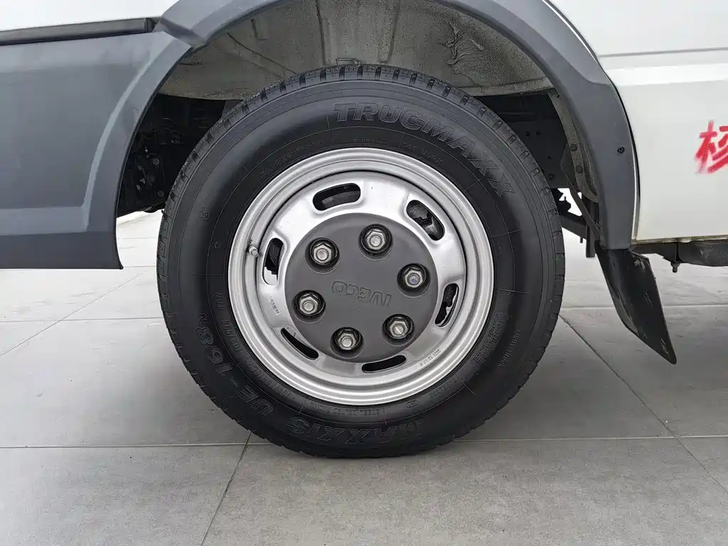 Iveco Daily 2022 2021 Model 2.5T A35 M1 Passenger Vehicle 5-9 Seats Short Wheelbase Low Roof Dual Tires Manual Door