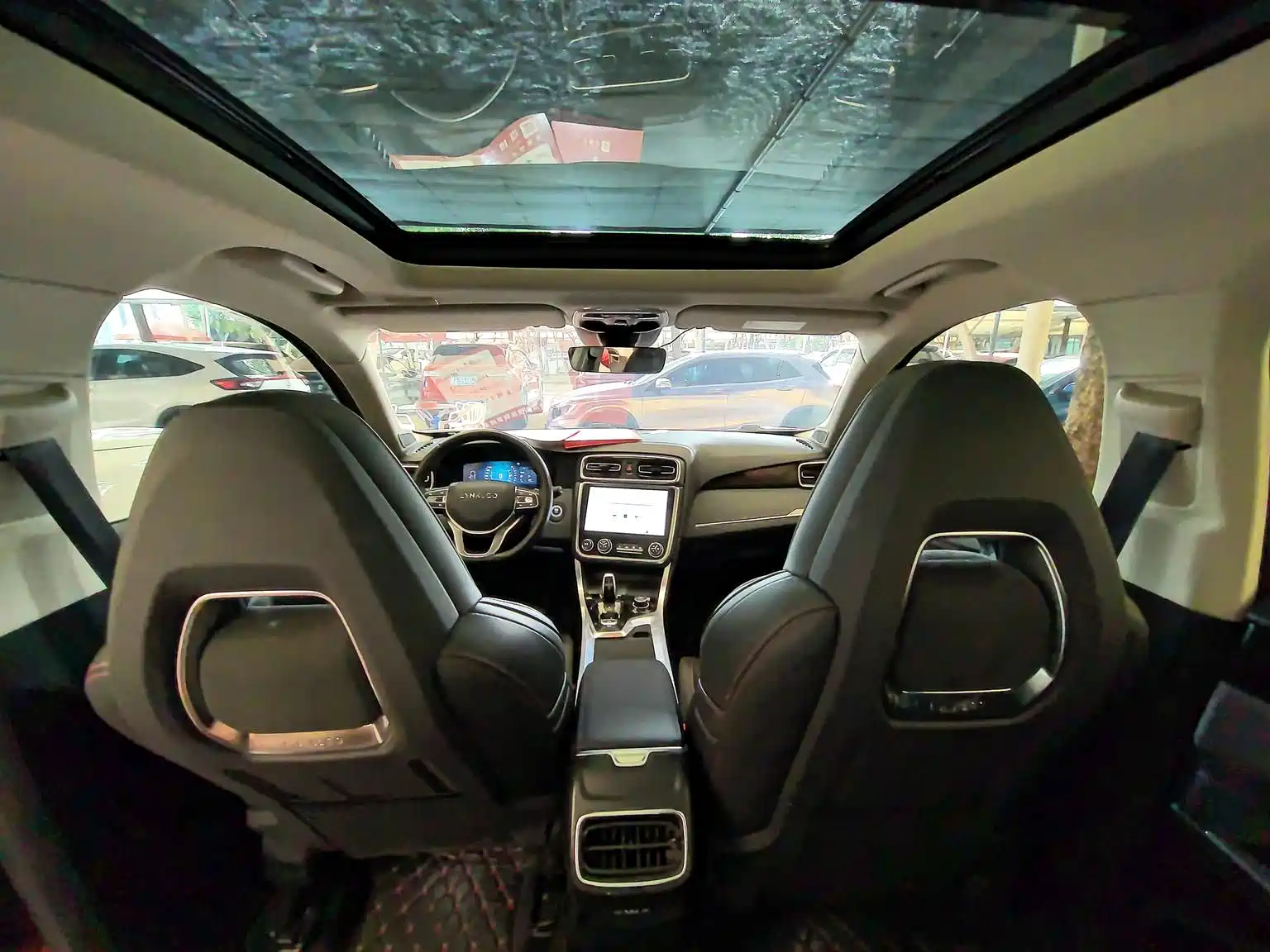 Фото 8 - Lynk & Co 01