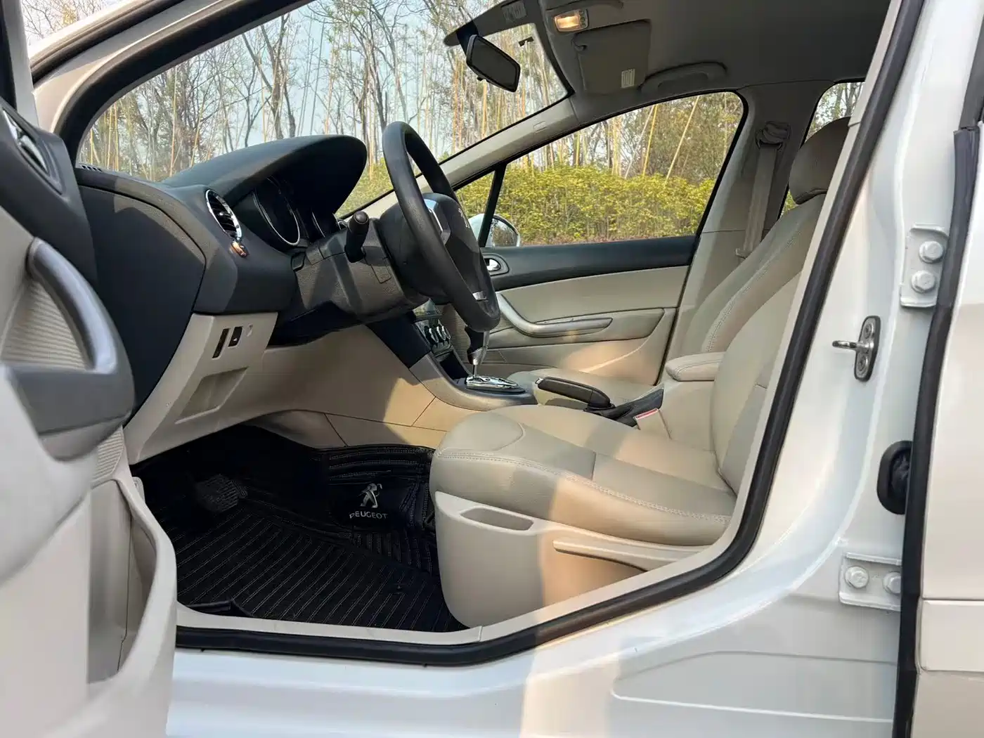 Peugeot 408 2013 2.0L Automatic Comfort Edition фото 12