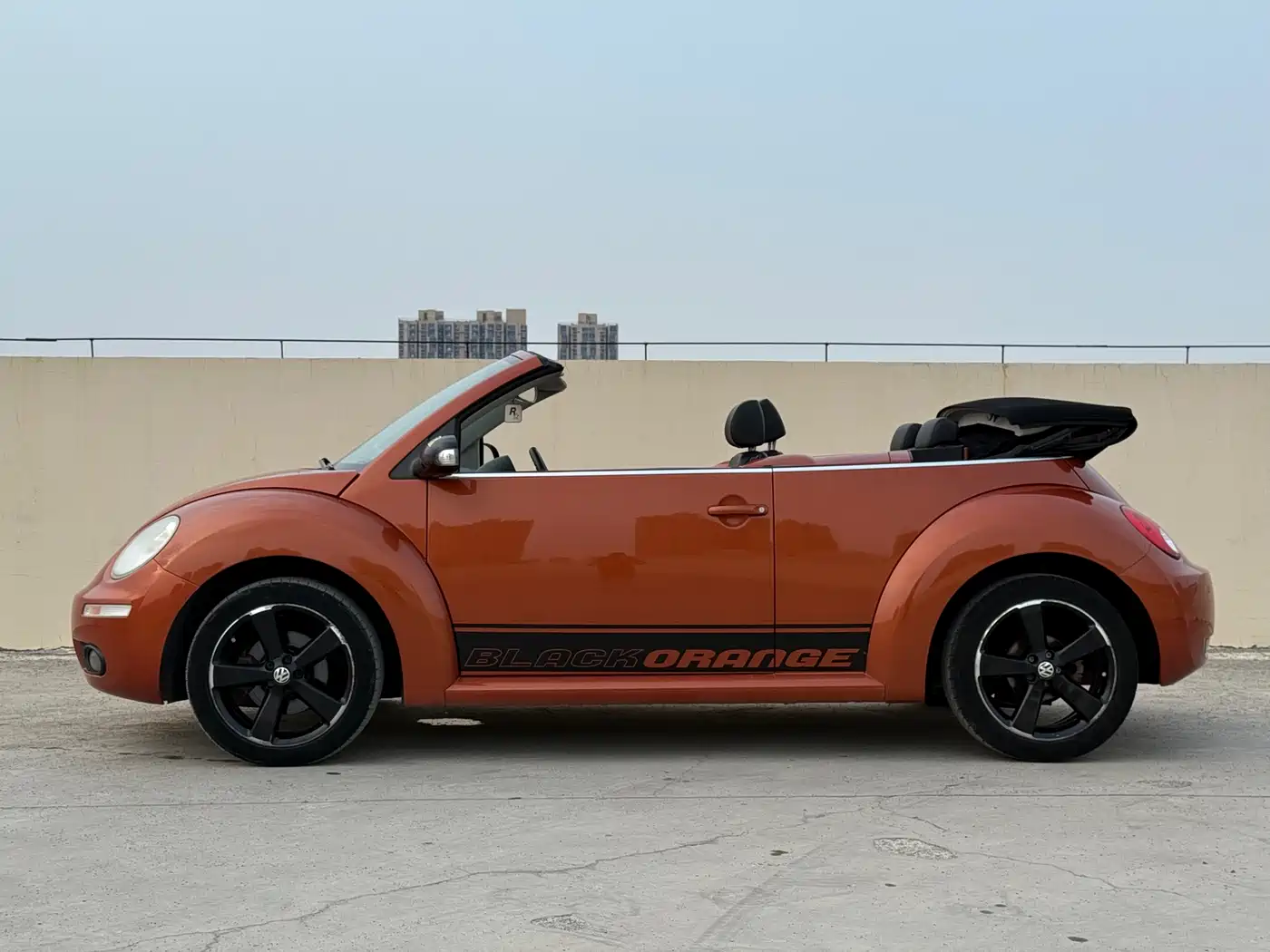 Volkswagen Beetle 2010 Model 2.0 BlackOrange Convertible Luxury Edition фото 14