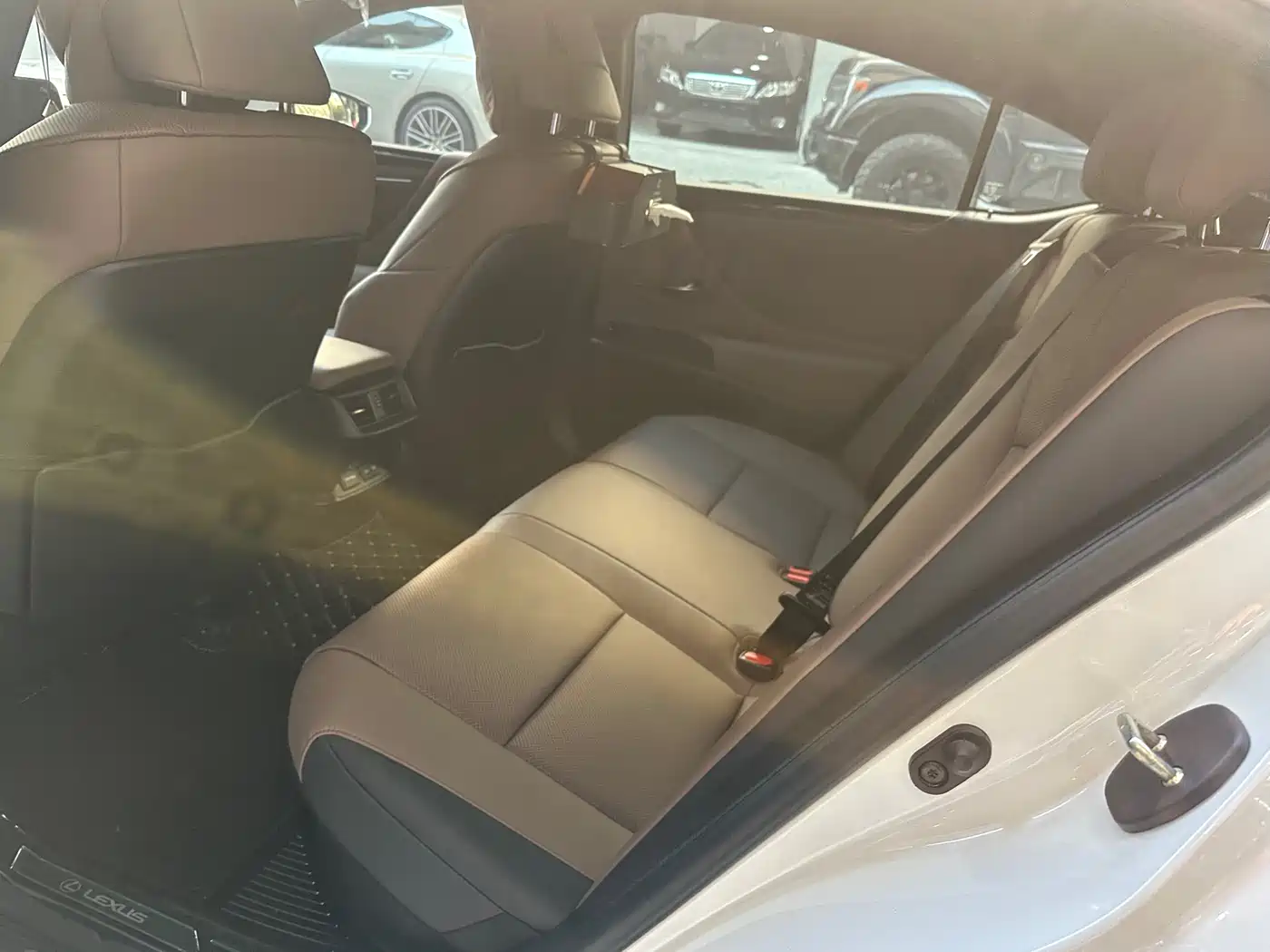 Lexus ES 2022 300h Excellence Edition фото 5