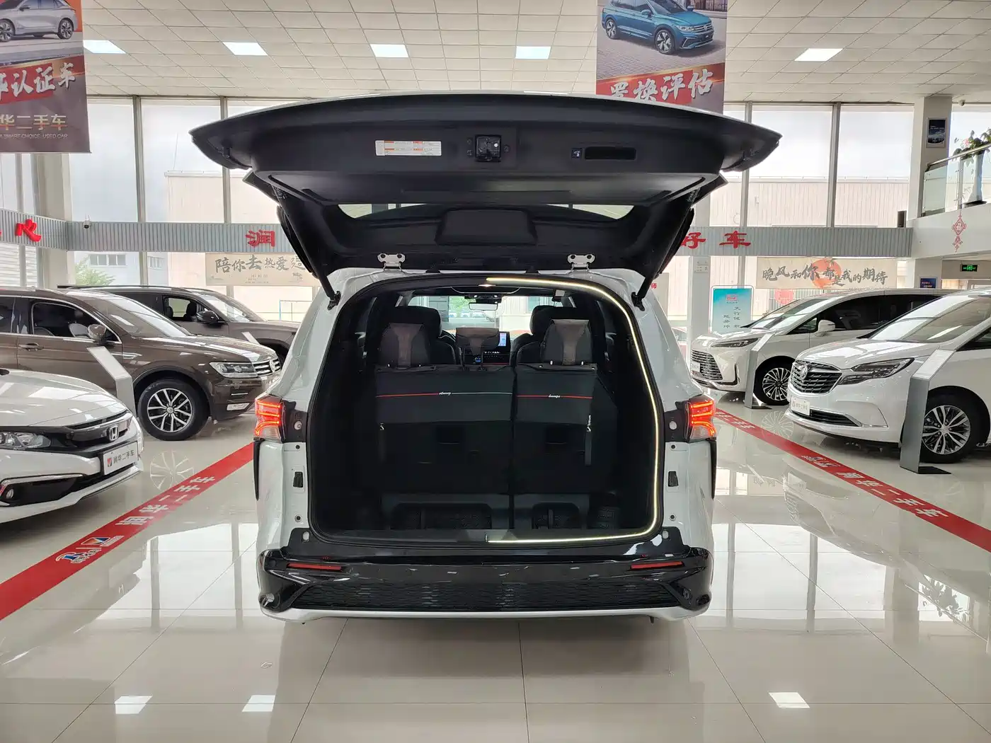 Toyota Granvia 2022 Model Year 2.5L Hybrid Flagship Edition фото 17