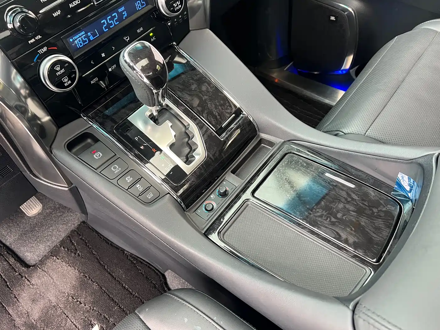Toyota Vellfire 2020 Twin Engine 2.5L HV Premium Edition фото 16