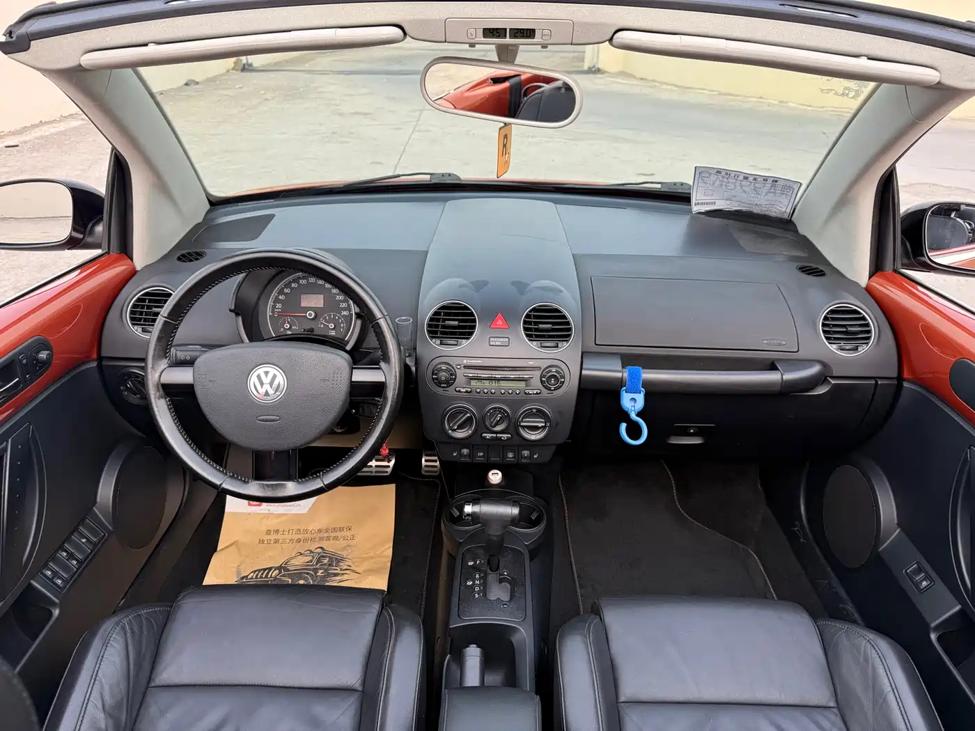 Volkswagen Beetle 2010 Model 2.0 BlackOrange Convertible Luxury Edition фото 6