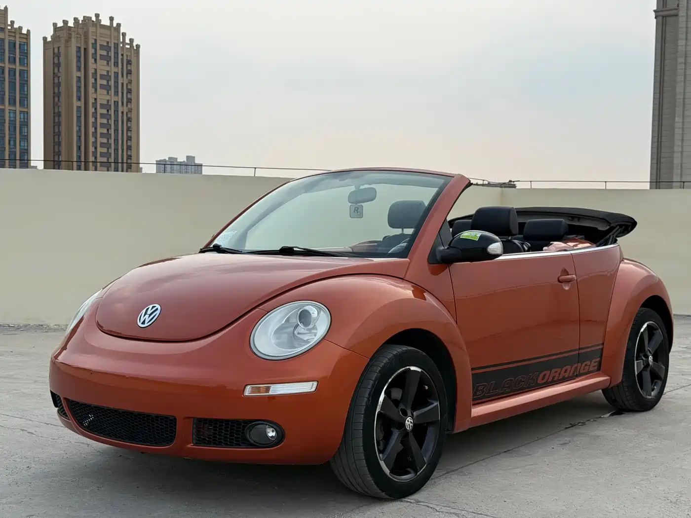Volkswagen Beetle 2010 Model 2.0 BlackOrange Convertible Luxury Edition