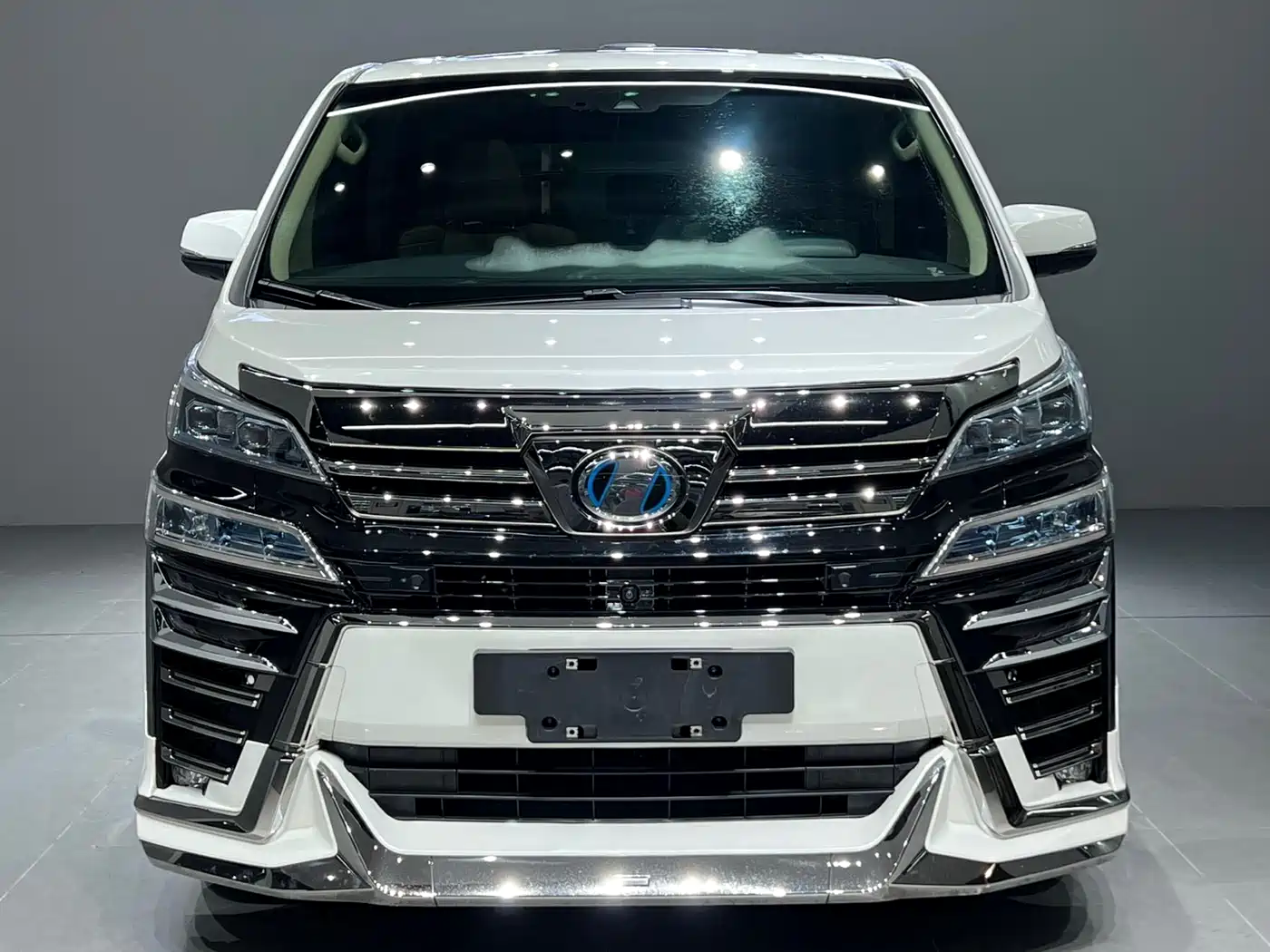 Toyota Vellfire 2020 Twin Engine 2.5L HV Premium Edition фото 2