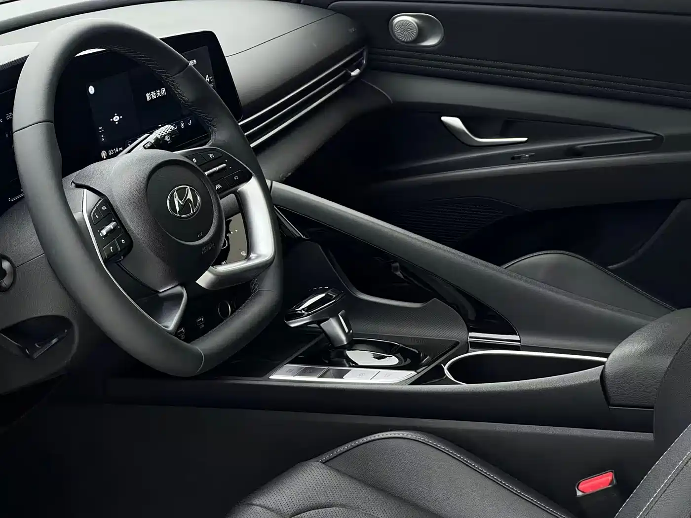 Hyundai Elantra 2022 1.5L CVT LUX Premium Edition фото 8