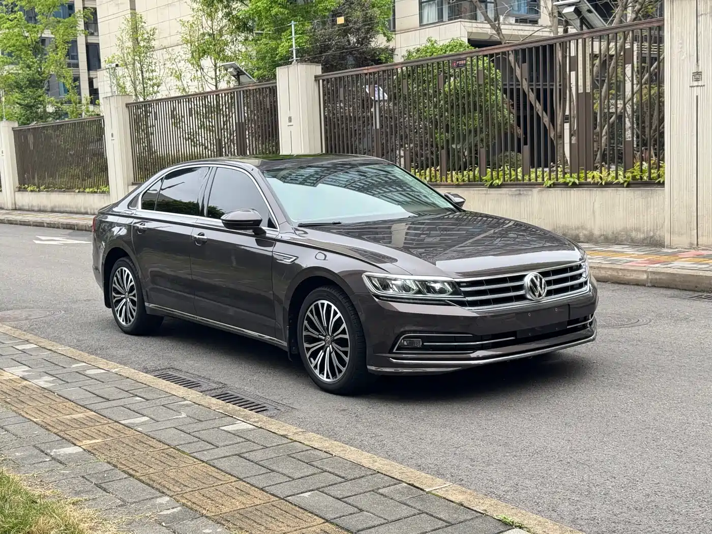 Volkswagen Phideon 2018 Facelift 380TSI FWD Business фото 3