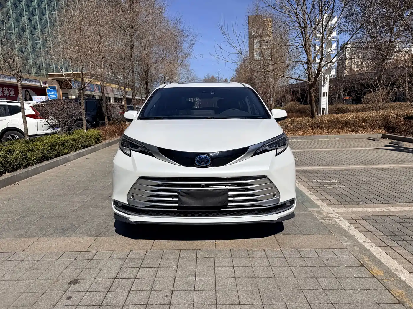 Toyota Sienna 2024 2.5L Hybrid Premium Edition фото 2