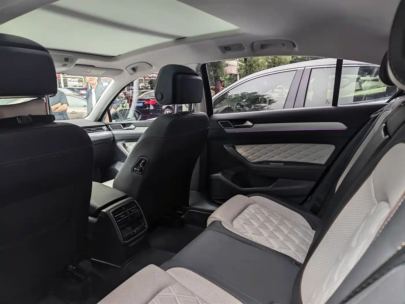 Volkswagen Magotan 2023 Model 2 Million Commemorative Edition 330TSI DSG Luxury фото 8