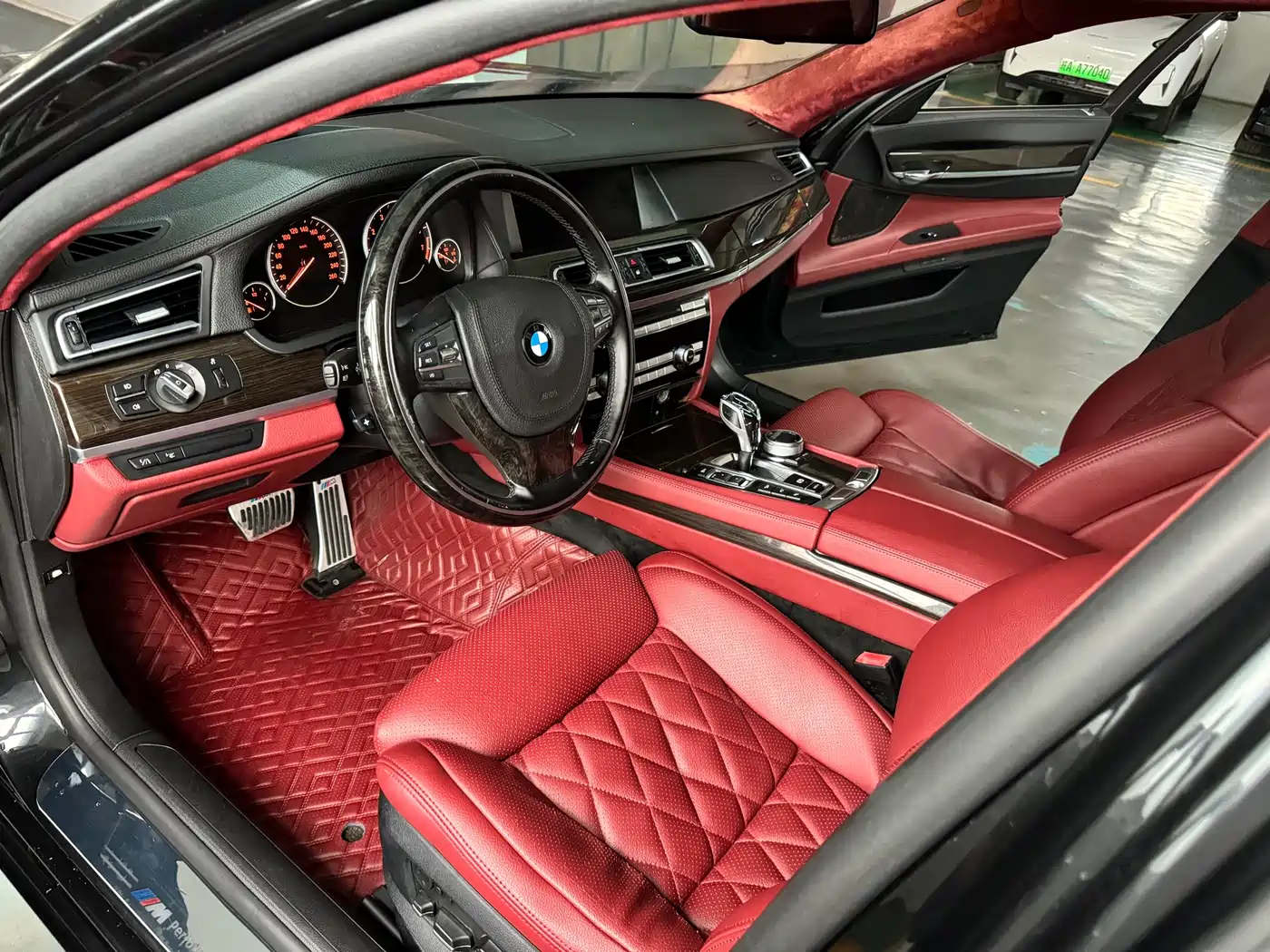 BMW 7 Series 2011 750Li xDrive фото 6
