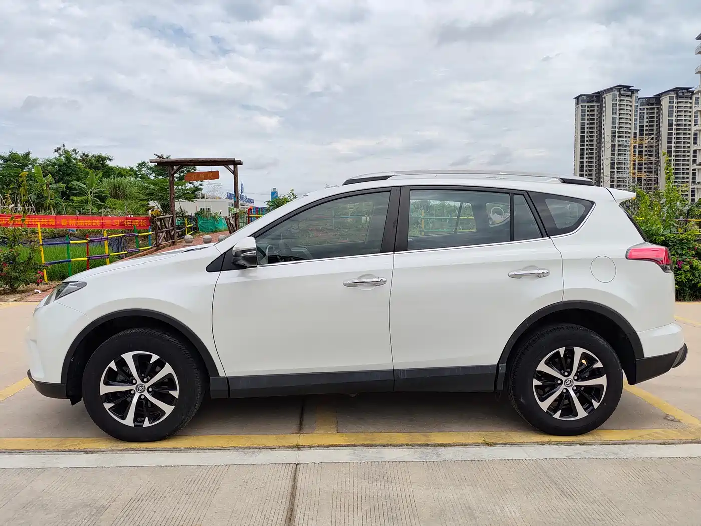 Toyota RAV4 Rongfang 2016 2.0L CVT 2WD Trend (China V) фото 3
