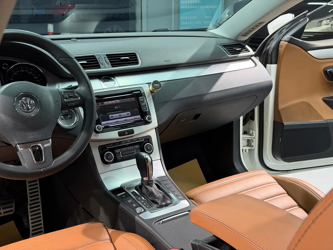 Volkswagen FAW-Volkswagen CC 2012 Model 2.0TSI Ultimate фото 15