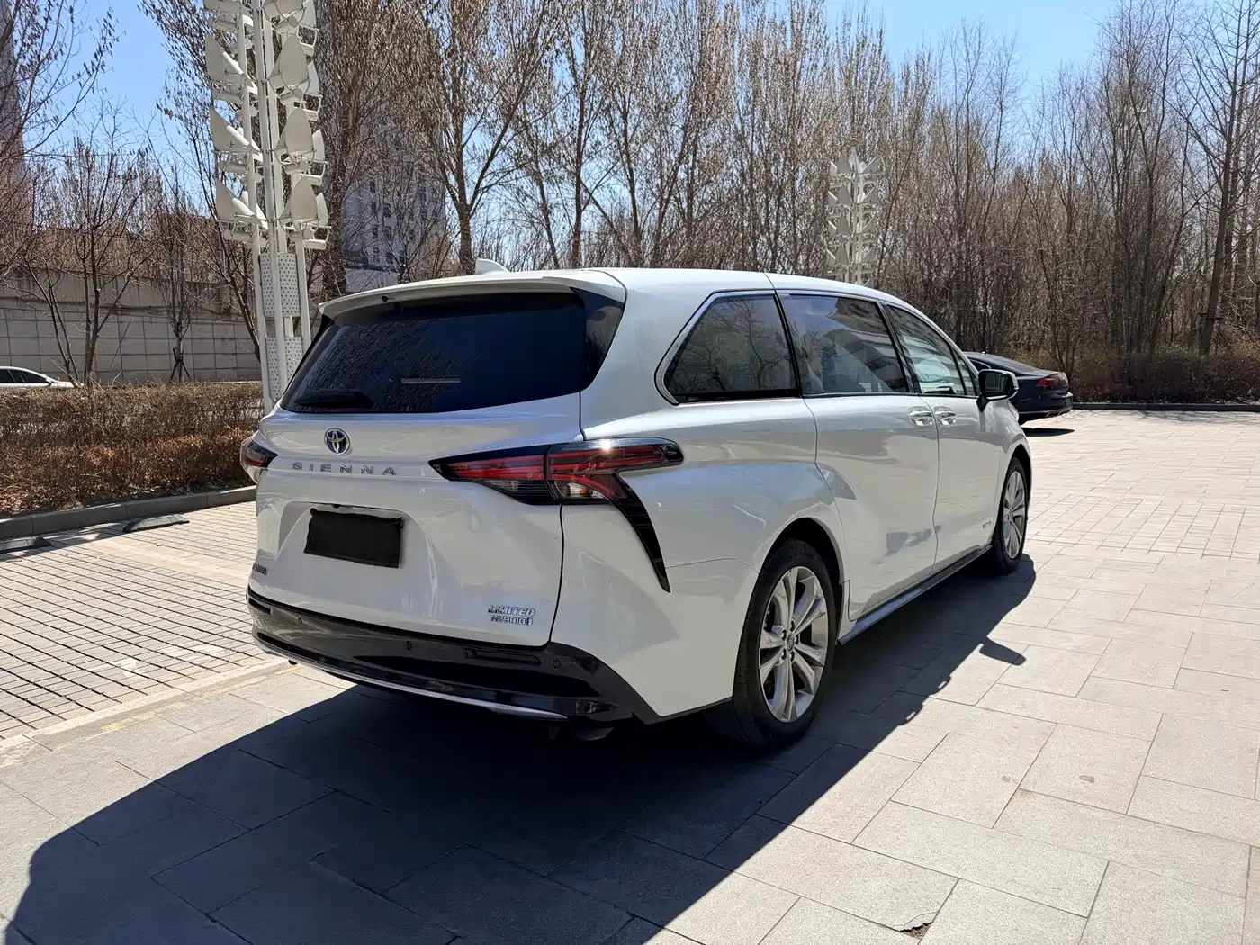 Toyota Sienna 2024 2.5L Hybrid Premium Edition фото 9