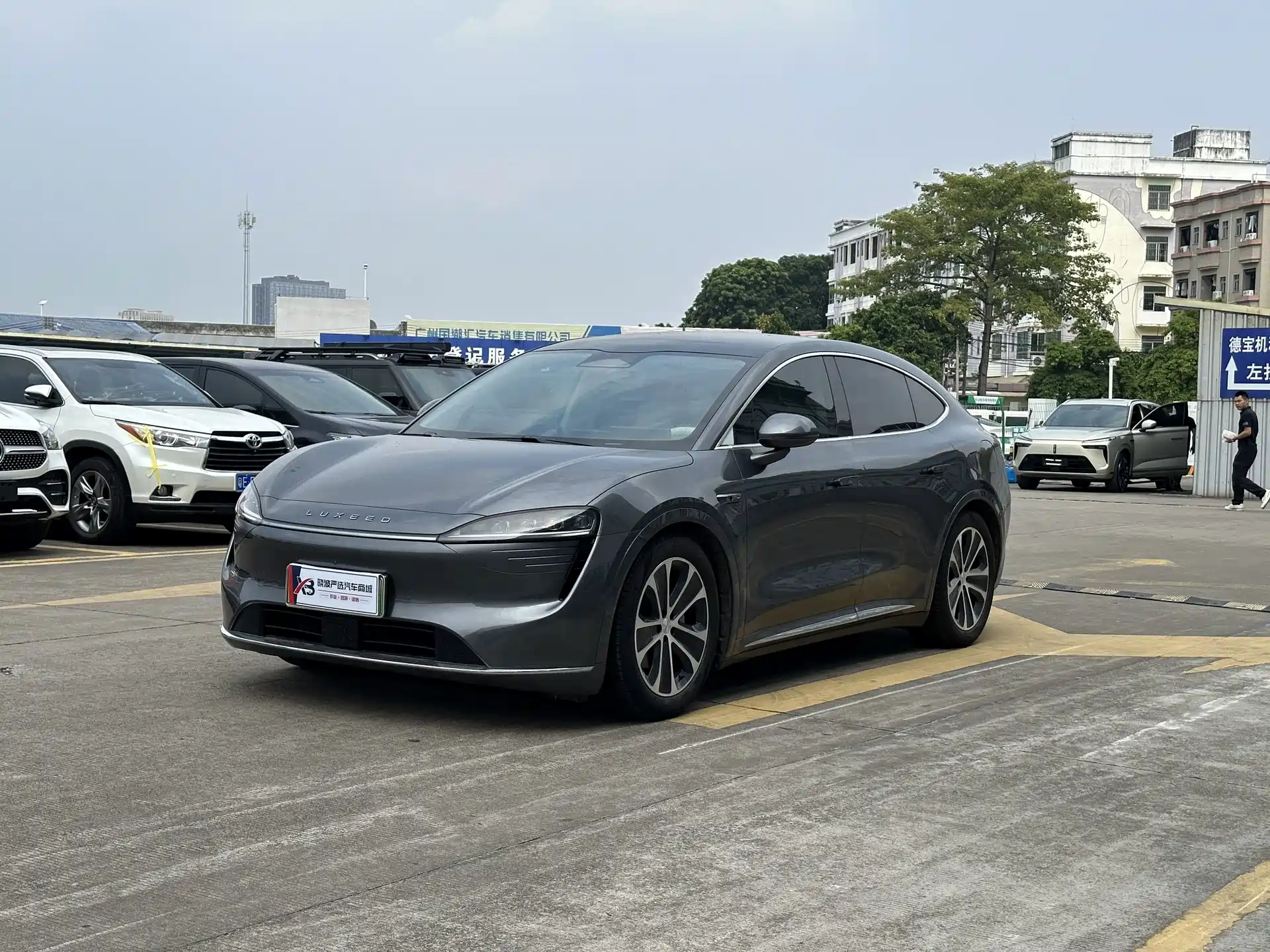 Photo 1 - Zhijie Luxeed R7
