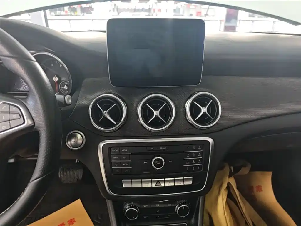 Mercedes-Benz GLA 2017 GLA 200 Dynamic фото 13