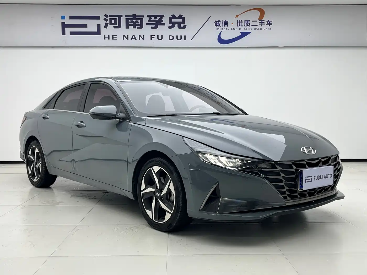 Hyundai Elantra 2022 1.5L CVT LUX Premium Edition фото 3