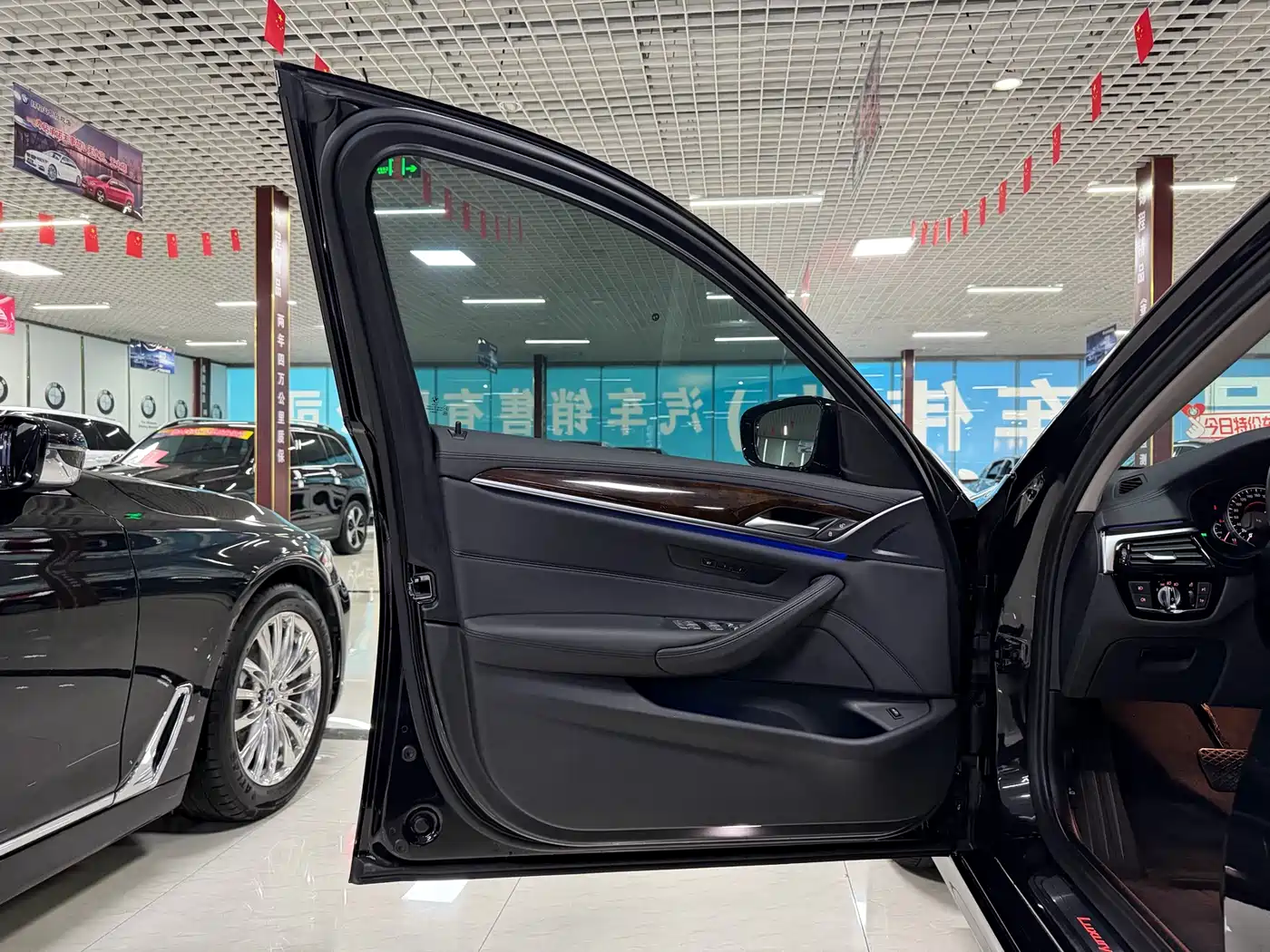 BMW 5 Series 2018 525Li Luxury Package фото 8