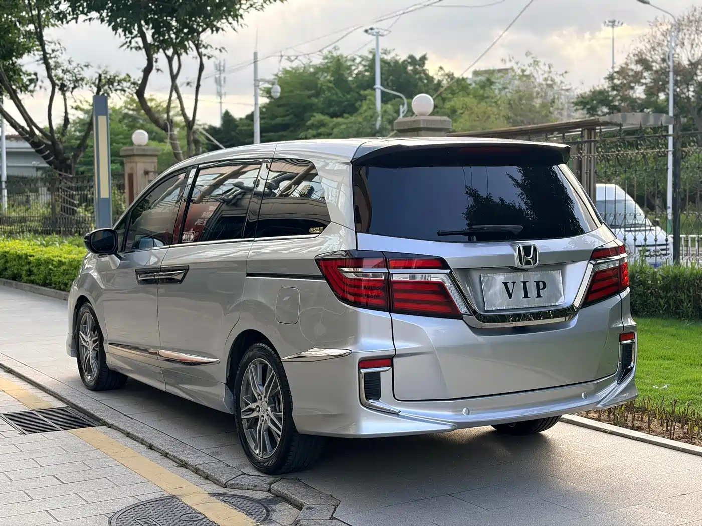 Honda Elysion 2019 2.0L Hybrid Supreme Edition фото 5