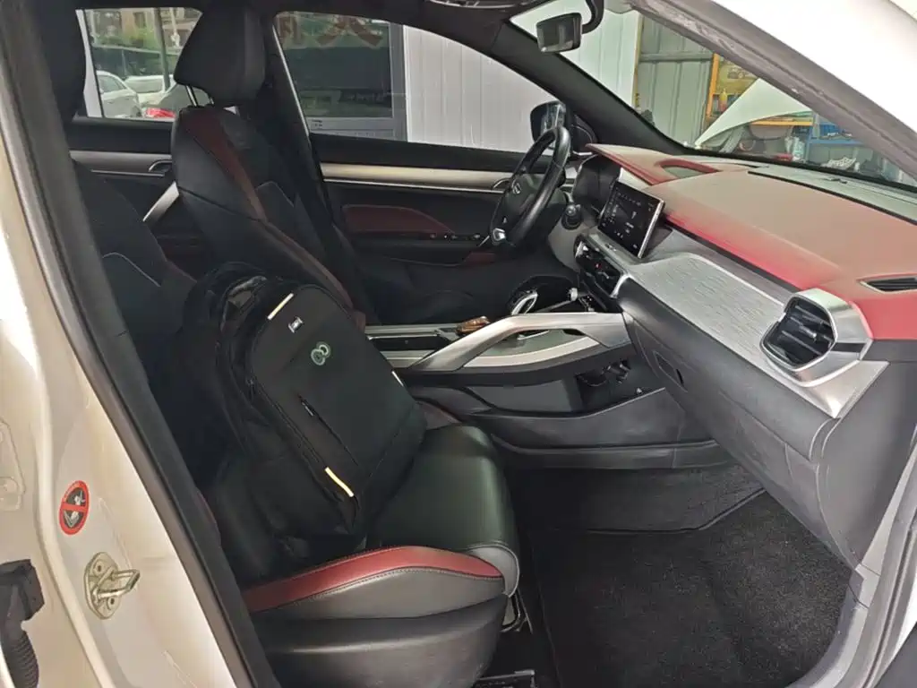 Фото 25 - Geely Coolray