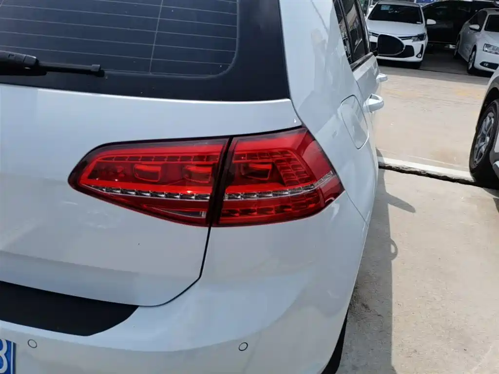 Volkswagen Golf 2014 1.6L Automatic Fashion Edition фото 8