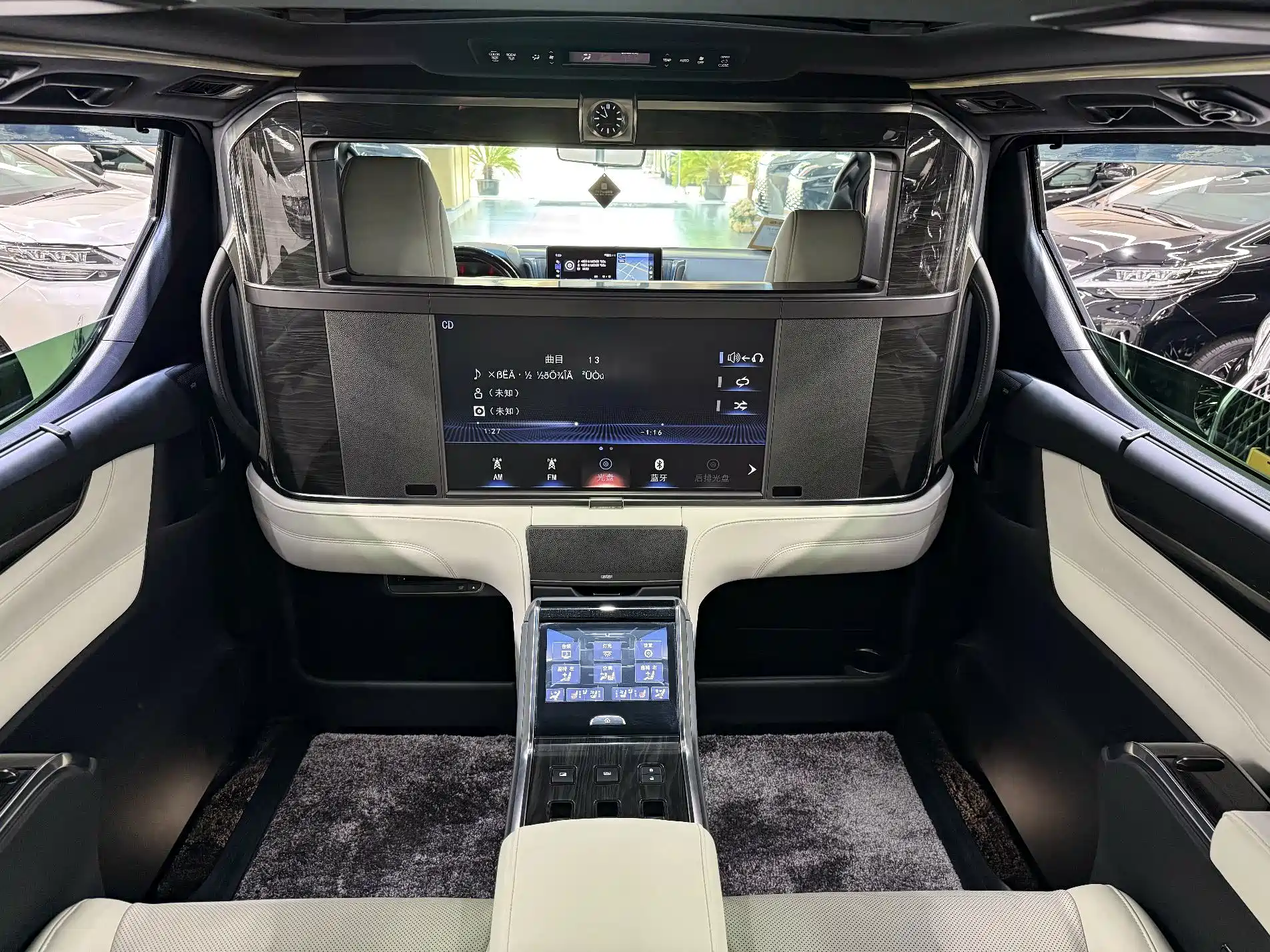 Фото 20 - Lexus LM