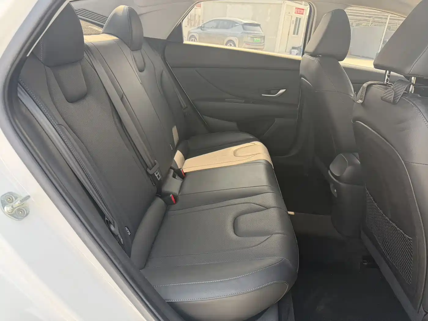 Hyundai Elantra 2021 1.5L CVT LUX Premium Edition фото 14