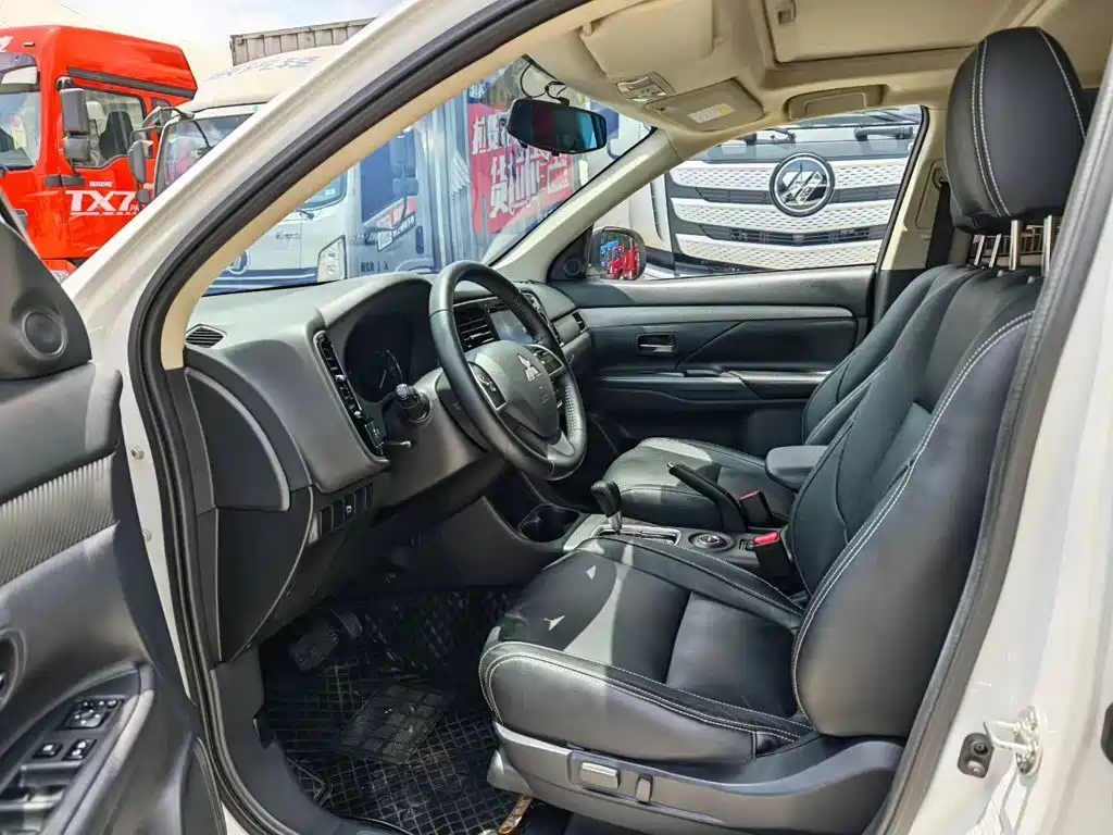 Mitsubishi Outlander (Import) 2014 2013 2.4L 4WD Luxury Navigation 5-seater