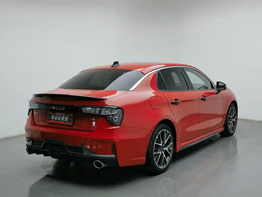 Фото 2 - Lynk & Co 03