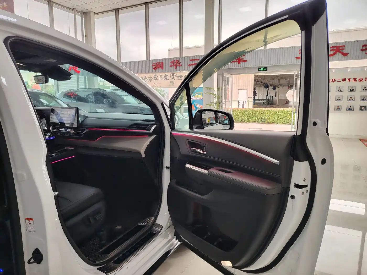 Toyota Granvia 2022 Model Year 2.5L Hybrid Flagship Edition фото 6
